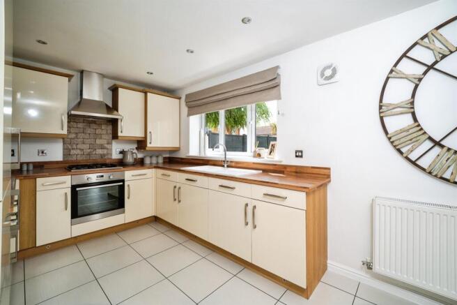 4 bed Detached for sale Image 4