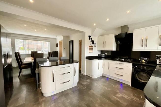 4 bed Detached for sale Image 4