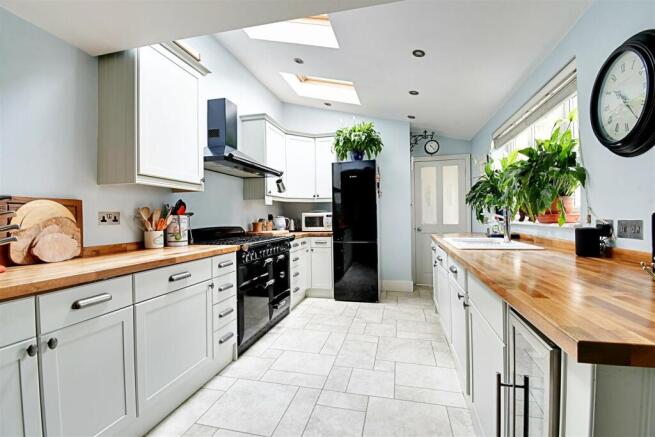 Kitchen 2.jpg