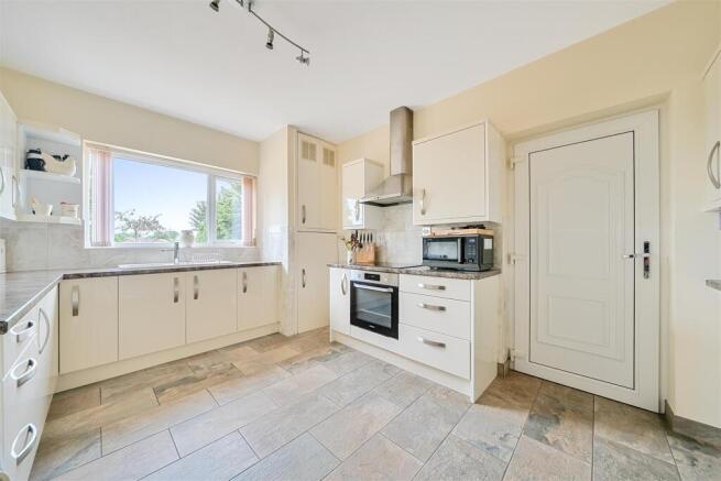 Kitchen (2).jpg