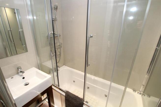 5 bed House to rent Image 7