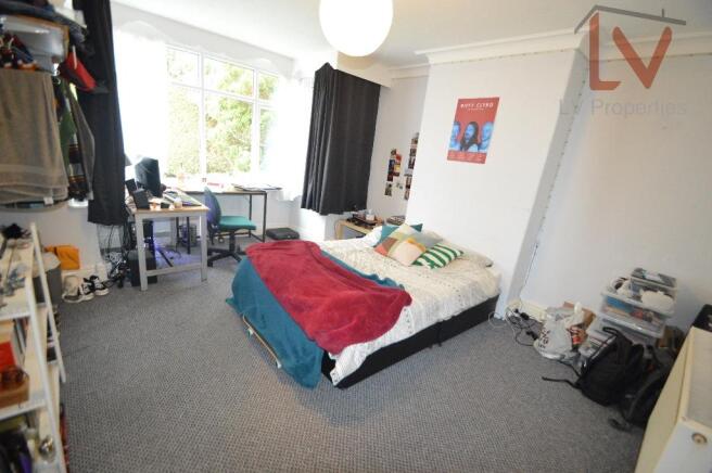 5 bed Semi-Detached to rent Image 4