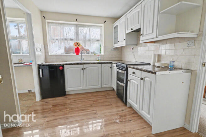 4 bed Detached for sale Image 11