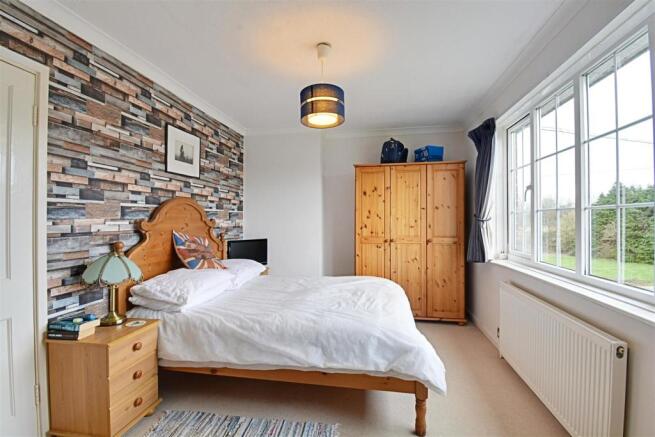 Bedroom 1_1.jpg