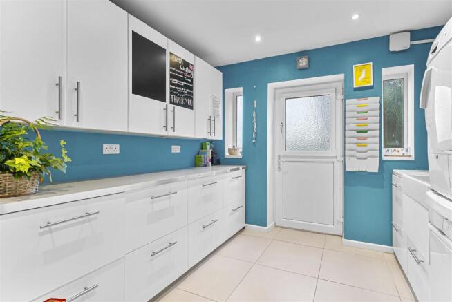 5 bed Semi-Detached for sale Image 8