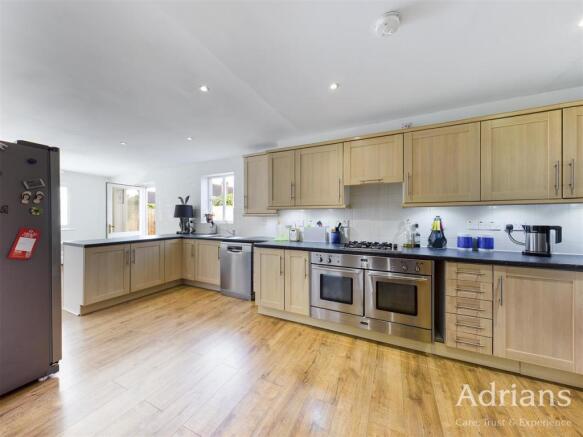 KITCHEN / DINING