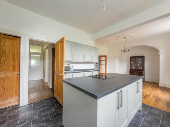 5 bed Semi-Detached for sale Image 5
