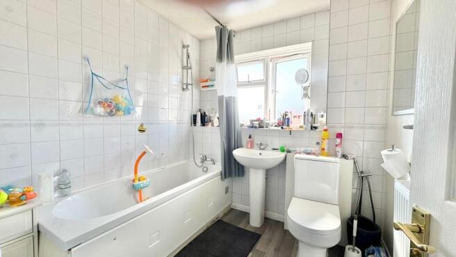 Cumberland Close, Barkingside, IG6 photo 5