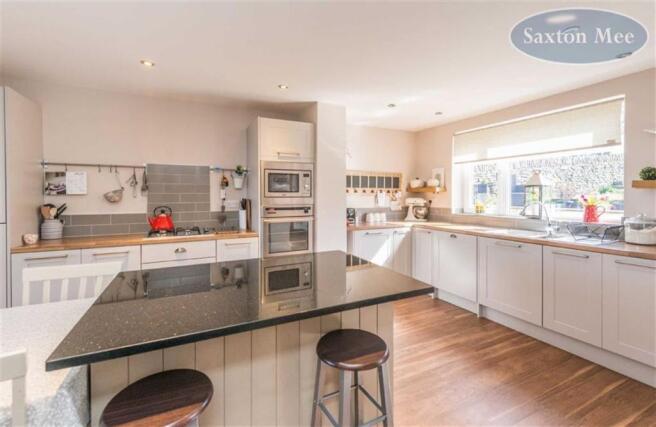MODERN KITCHEN/DINING ROOM