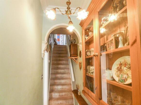 Entrance hall 2.jpeg
