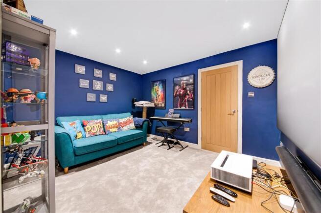 CINEMA ROOM/GAMES ROOM (12 0  x 10 1 )