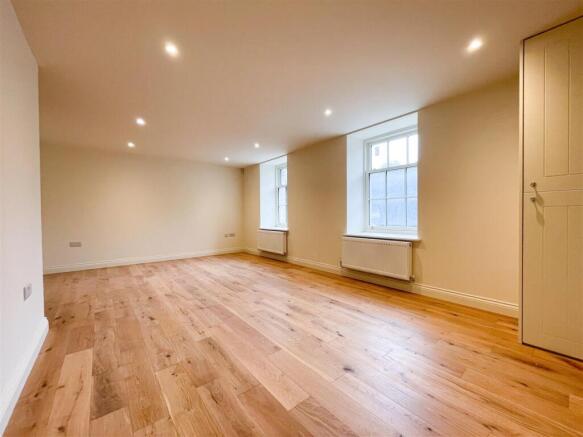 4 bed Apartment to rent Image 11
