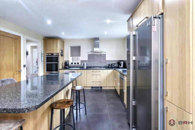 5 bed Detached for sale Image 11