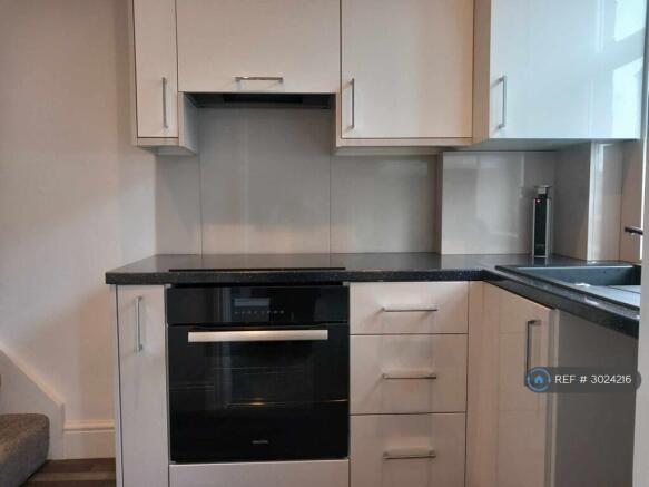 2 bed Terraced to rent Image 5