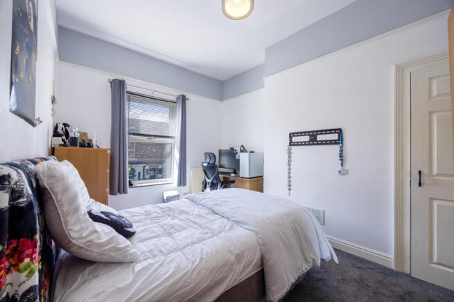 5 bed Town House for sale Image 6