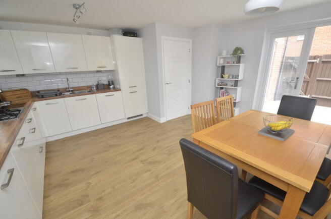Walton Hall Drive, Felixstowe photo 3