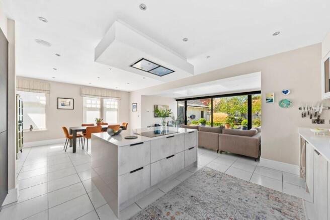 5 bed Detached for sale Image 8