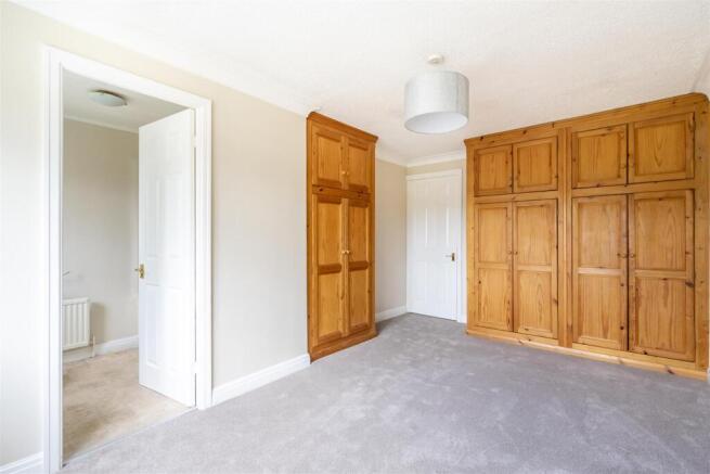 4 bed Detached to rent Image 8