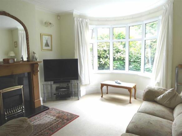 FRONT LOUNGE