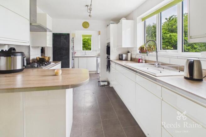 4 bed Detached for sale Image 3