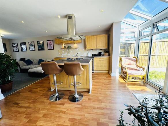 OPEN PLAN KITCHEN/DINER/FAMILY SPACE: