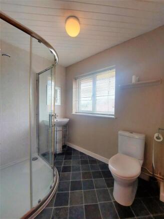2.showerroom.jpg