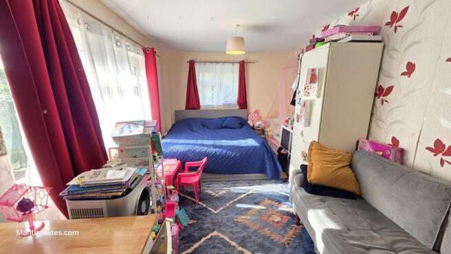 LOUNGE (used as a bedroom)