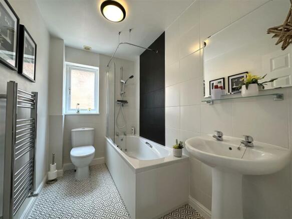 Family Bathroom 010