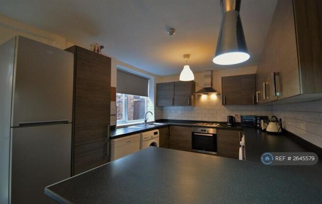 Fully Fitted Kitchen With Breakfast Bar