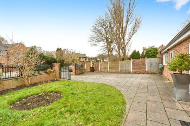 5 bed Detached for sale Image 8