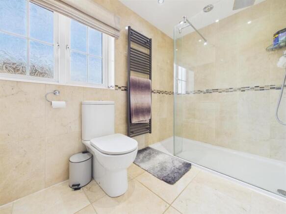 5 bed Detached for sale Image 7