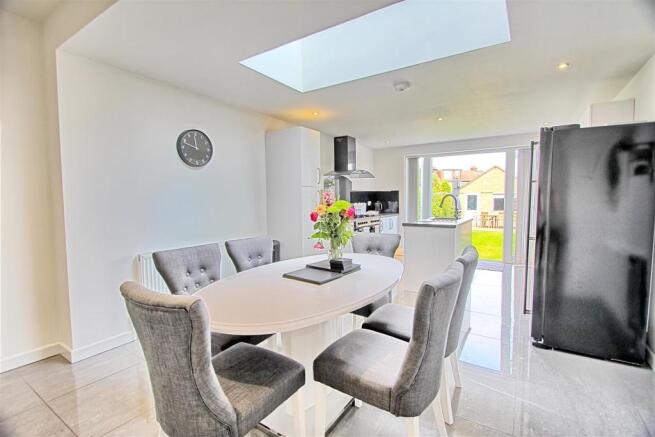 KITCHEN/DINING ROOM