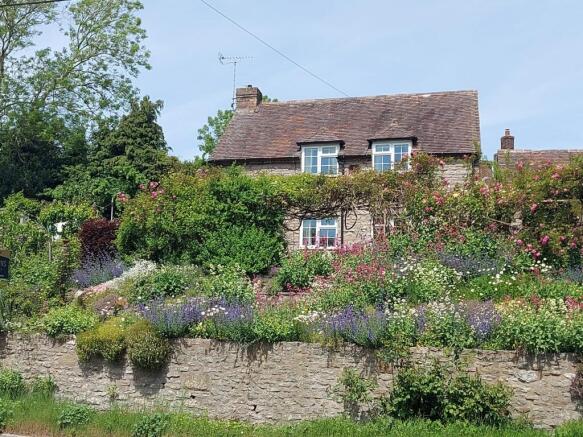 Detached cottage for sale