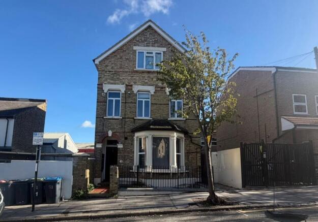 Studio flat on Flat 5, 1 Borough Hill, Croydon, Surrey, CR0 4LP, £50,000