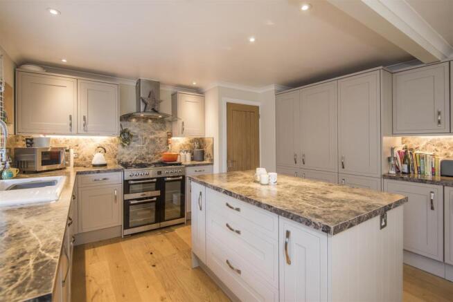KITCHEN/DINING ROOM