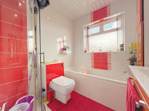 5 bed Detached for sale Image 9