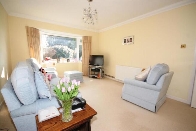 12 ROMAN WAY - LOUNG