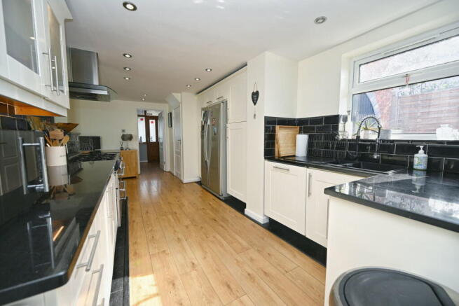 4 bed Detached for sale Image 7