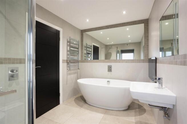 5 bed Detached for sale Image 10