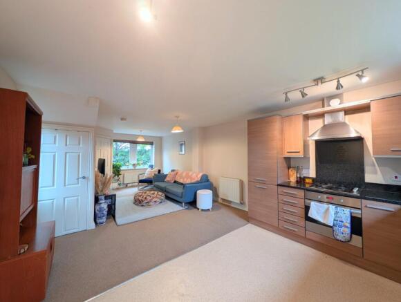 2 bed House to rent Image 5
