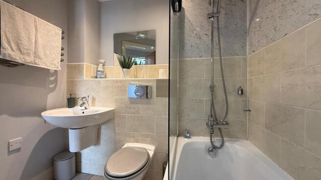 2 bed Apartment to rent Image 11