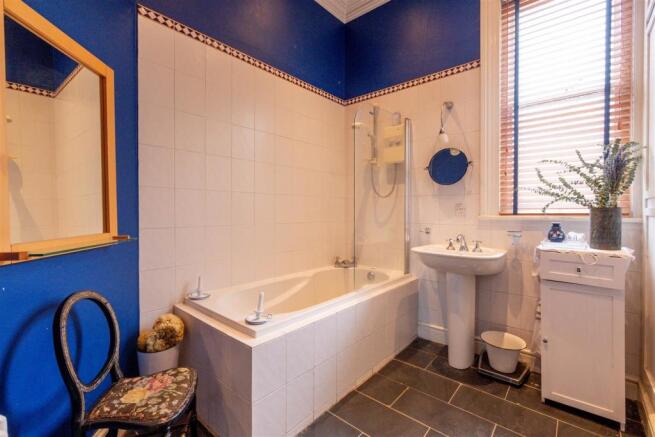 Family Bathroom 2