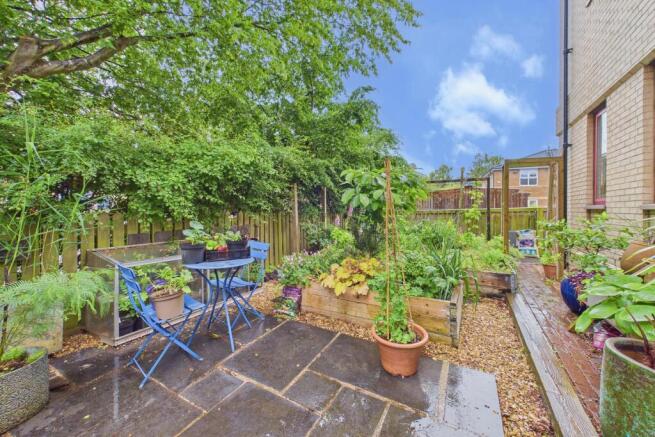 2 bed Ground Flat for sale Image 11