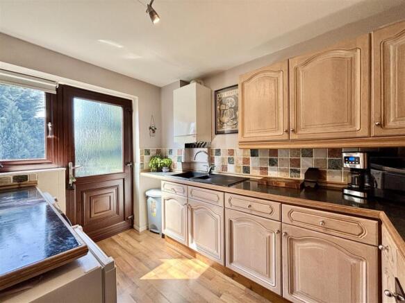 3 bed Semi-Detached for sale Image 6