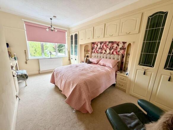 4 bed Semi-Detached for sale Image 8