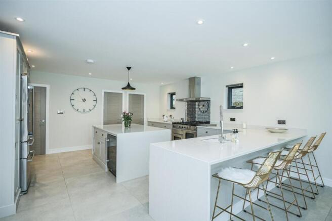 5 bed Detached for sale Image 11