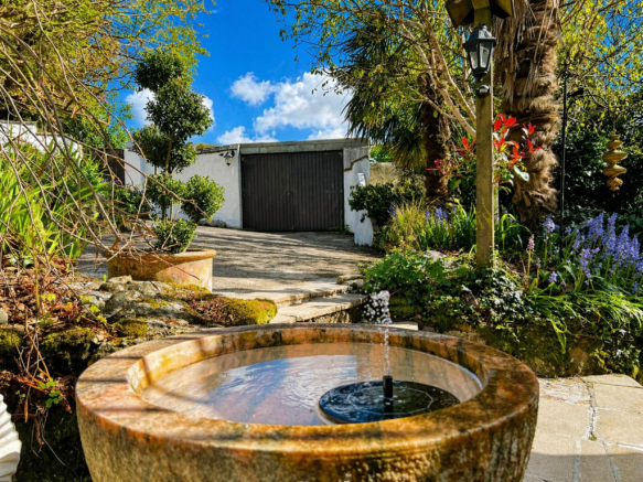 Garage & Gardens