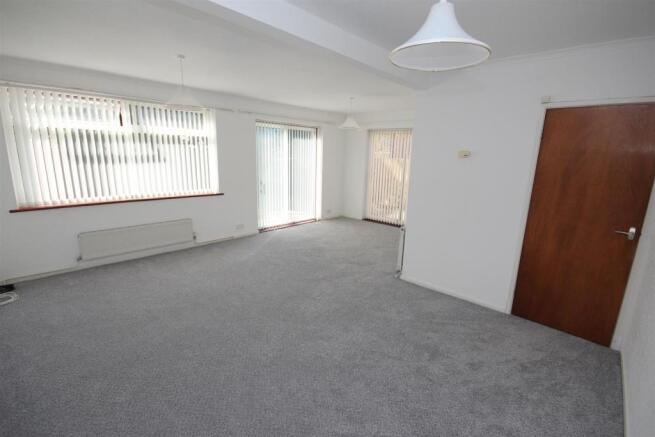 REAR L-SHAPED LOUNGE/DINING ROOM