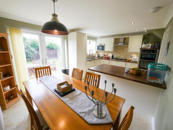 Kitchen/ Dining Room
