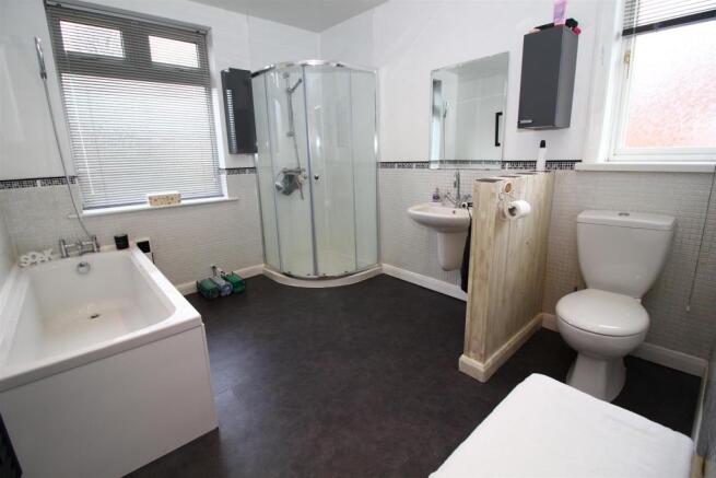 Large Bathroom WC